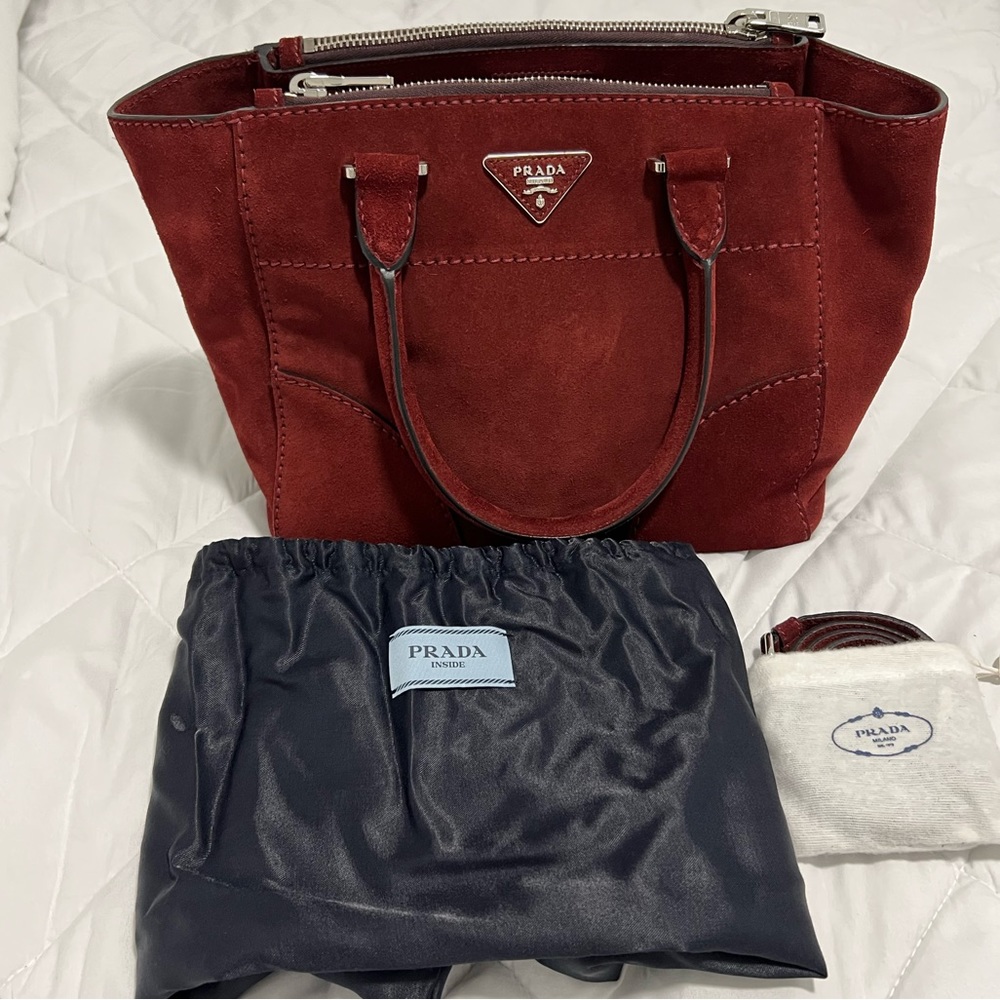 SOLD!! ✅ BNWT. 💯 Authentic Prada Galleria Shopping Tote, Crossbody strap.